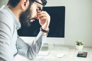 ¿Faltar al trabajo sin justificar? Consecuencias y límites legales que debes conocer