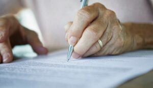 ¿Qué no puede incluir un testamento vital? Descubre los límites legales de este documento